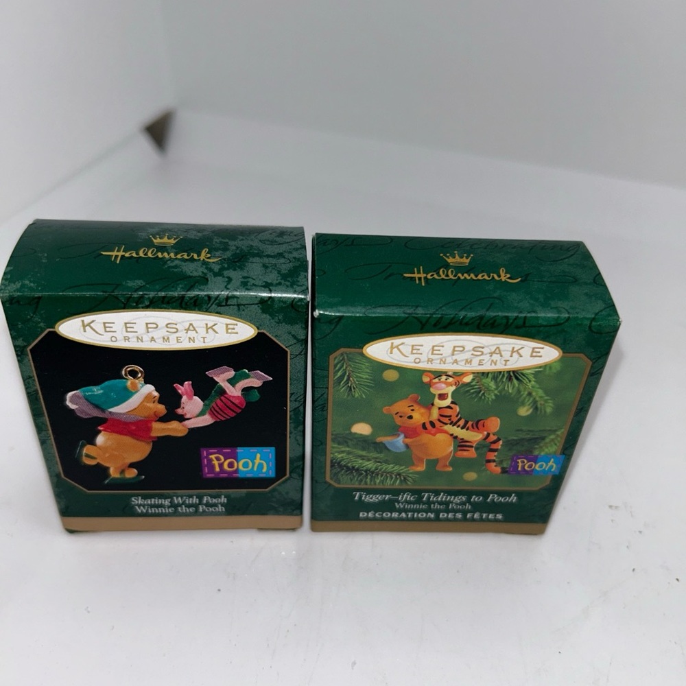 2 Hallmark Pooh Collection Piglet Tigger Miniature 1999-2000 Skating With Pooh - Picture 1 of 7